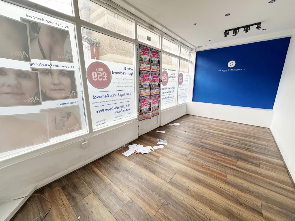 Lot: 26 - VACANT SHOP IN TOWN CENTRE - Room with windows